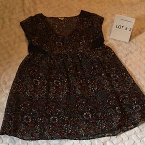 Ladies sheer top in size medium, short sleeves